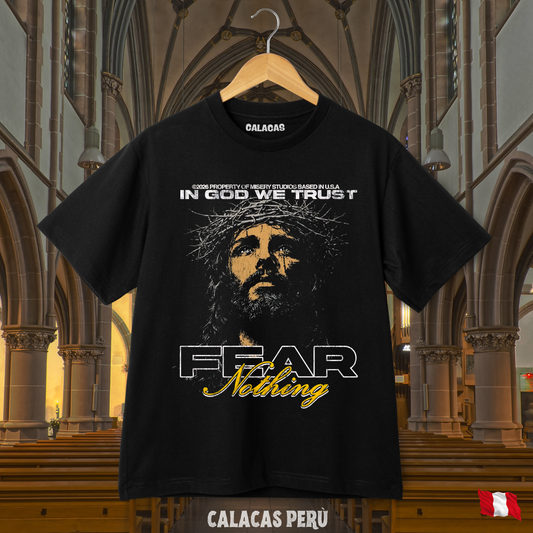 Polo negro con estampado "In God we trust" — Calacas Perú, streetwear con humor peruano
