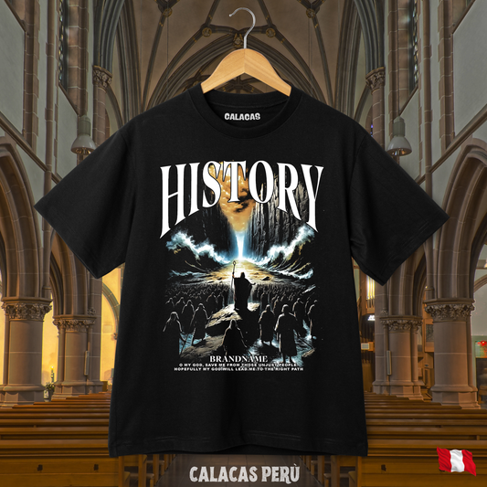 Polo negro con estampado "Historia de Moisés" — Calacas Perú, streetwear con humor peruano