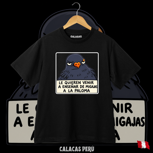 Polo negro con estampado "Le quieren venir a enseñar de migajas a la paloma" — Calacas Perú, streetwear con humor peruano