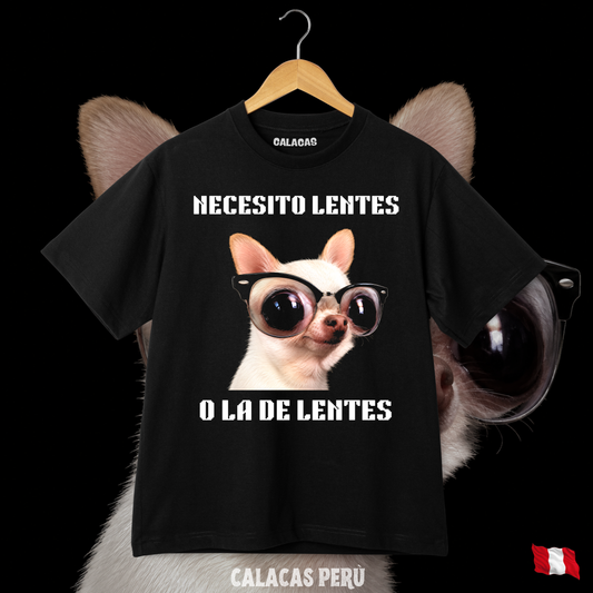 Polo negro con estampado "Necesito lentes o la de lentes" — Calacas Perú, streetwear con humor peruano